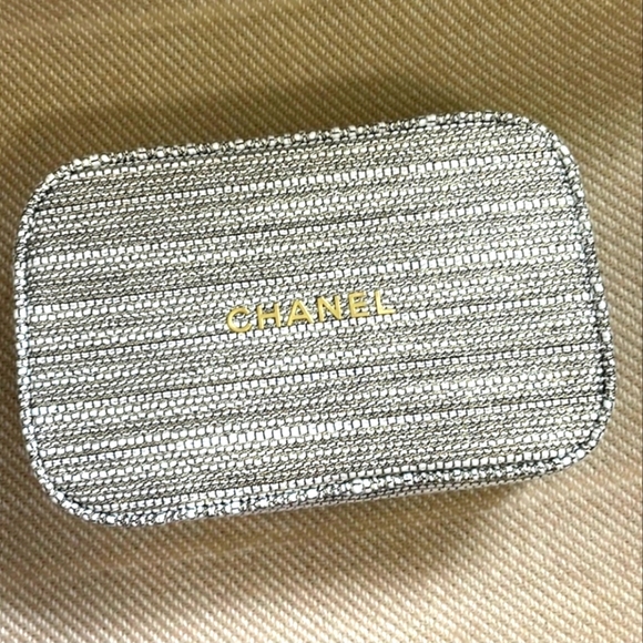 CHANEL 2022 SILVER GOLD TWEED COSMETIC BAG Pouch HOLIDAY LIMITED EDITION NEW - Picture 2 of 7